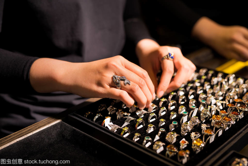 光影交織的藝術 帶環珠寶首飾店零售陳列柜的陳列美學